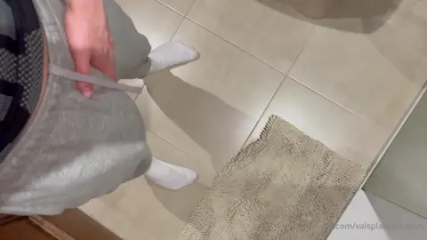 Jogging gris qui rebondit — Valentin Mehinagic