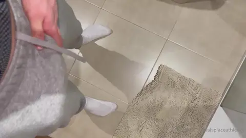 Jogging gris qui rebondit — Valentin Mehinagic