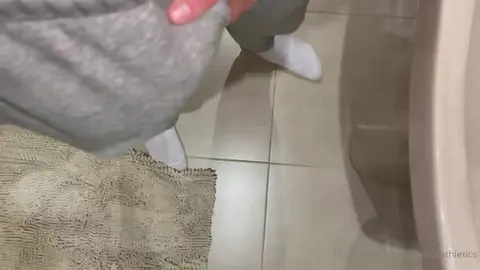 Jogging gris qui rebondit — Valentin Mehinagic