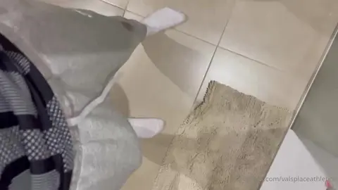 Jogging gris qui rebondit — Valentin Mehinagic