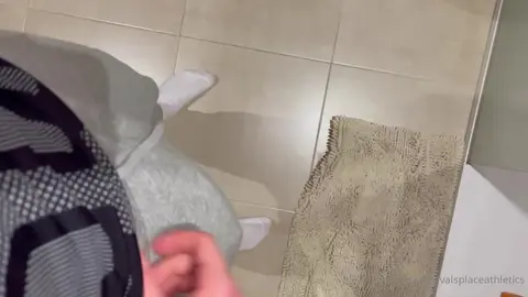 Jogging gris qui rebondit — Valentin Mehinagic