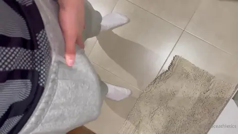 Jogging gris qui rebondit — Valentin Mehinagic