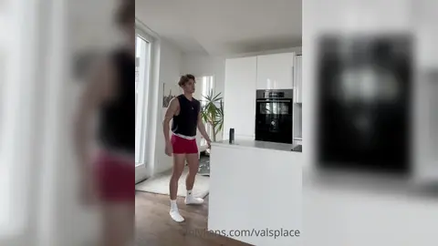 Service petit-déj — Valentin Mehinagic