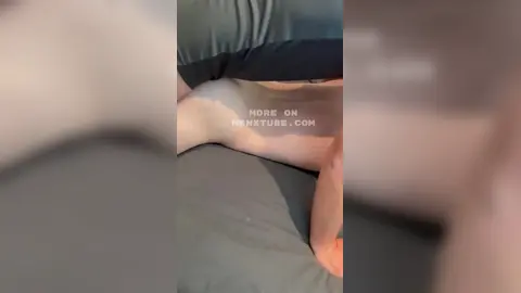 Tylereire22 prend une creampie de LondonCuckold