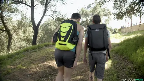 Deux minets quittent le sentier pour une baise bareback sauvage en plein air
